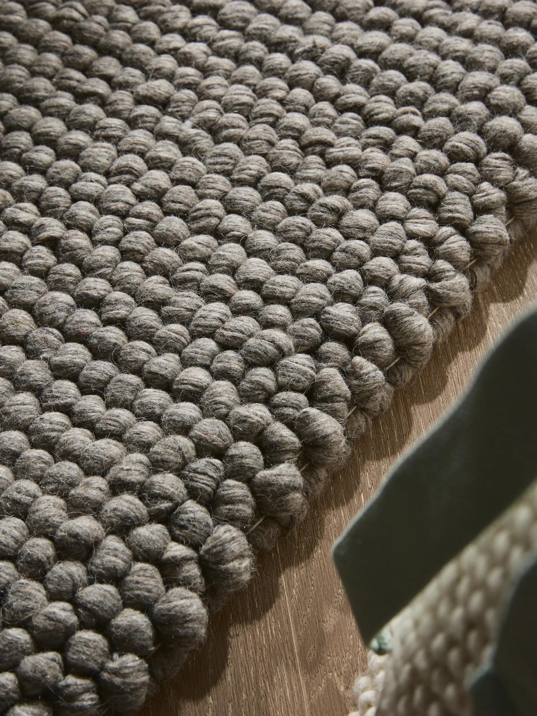 Cuentas corredoras de lana gris