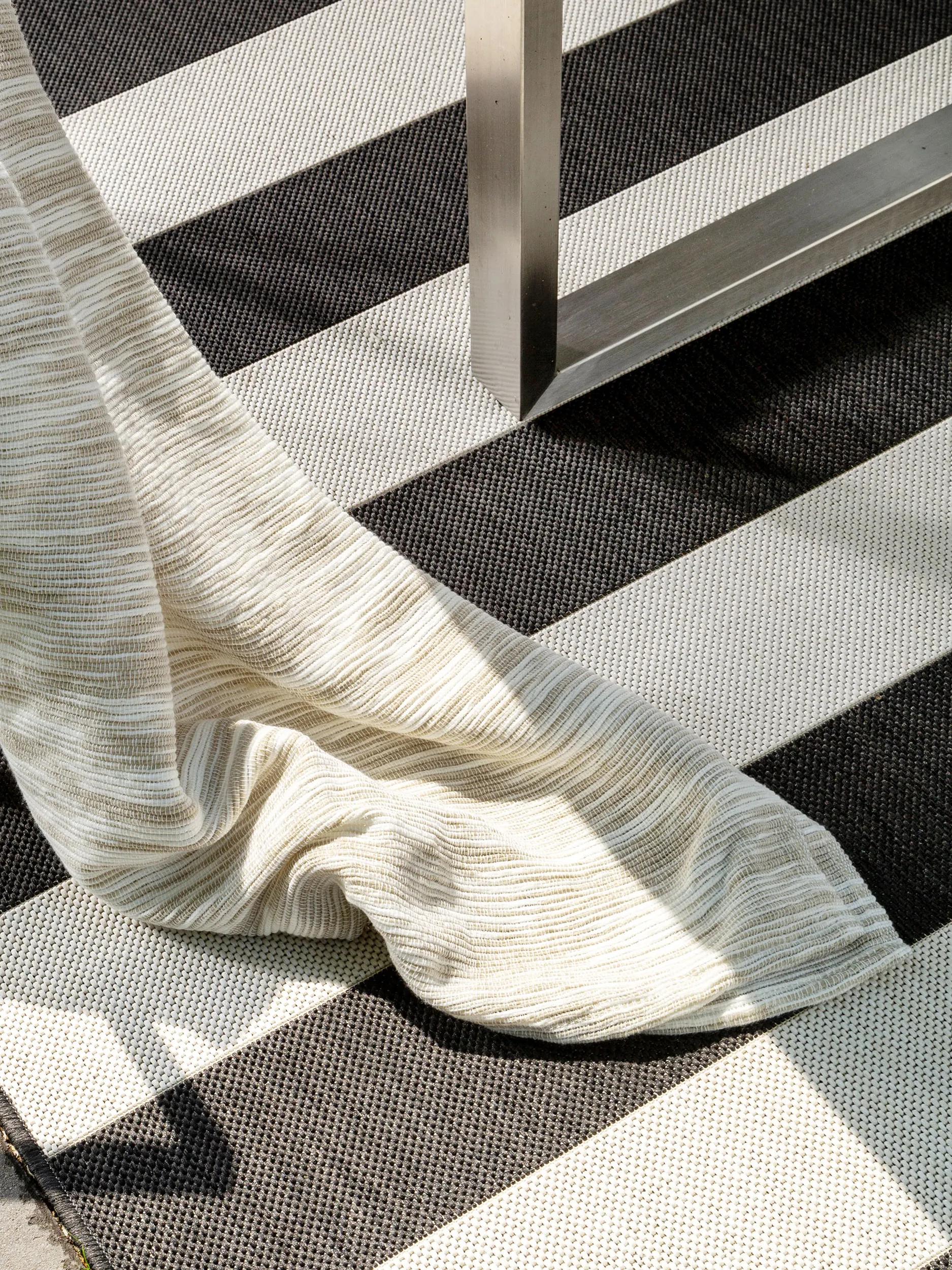 Alfombra de interior y exterior Metro negra