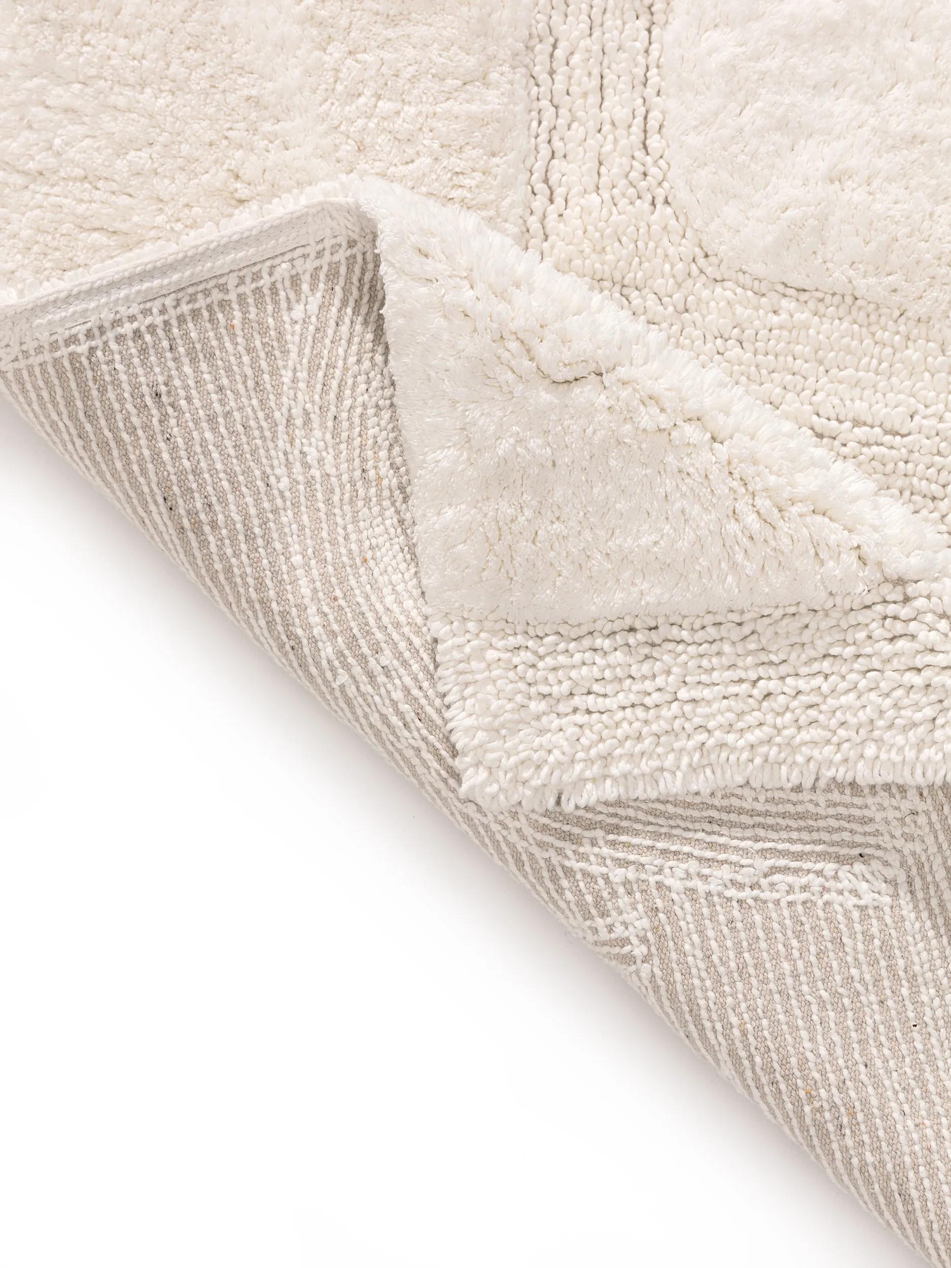 Bath Rug Nehir White