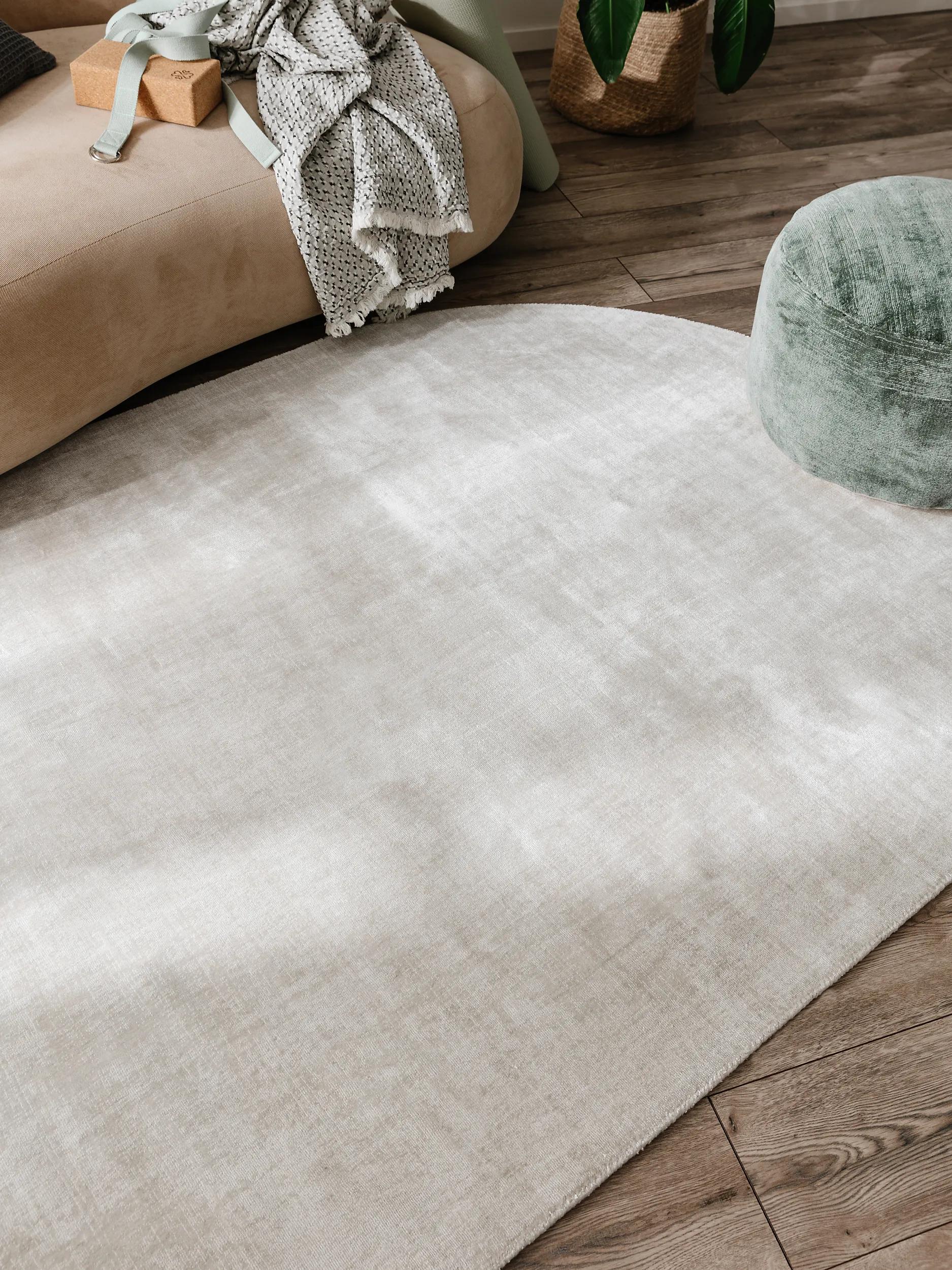 Alfombra de viscosa ovalada Nova gris claro