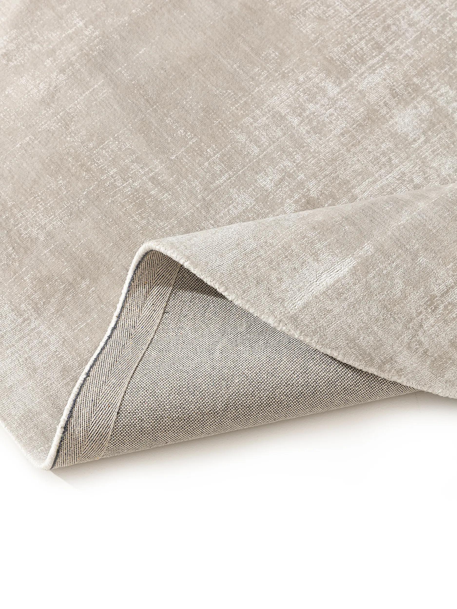 Alfombra de viscosa ovalada Nova gris claro