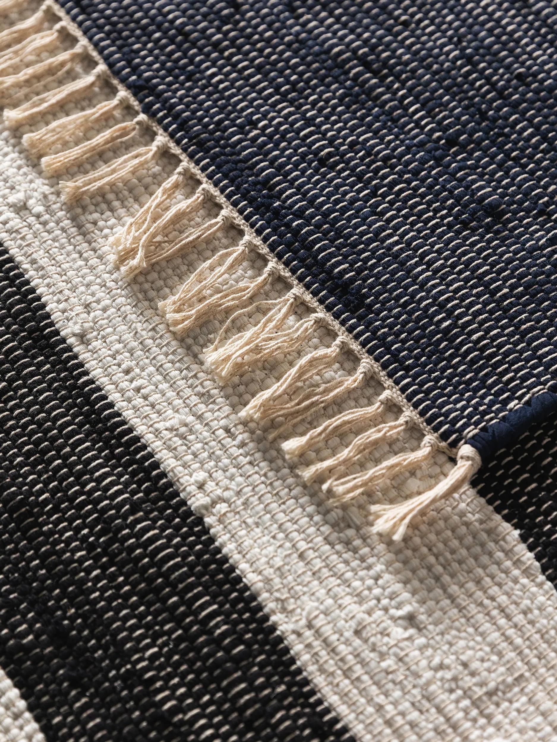 Teppich aus recyceltem Material Tom Dunkelblau