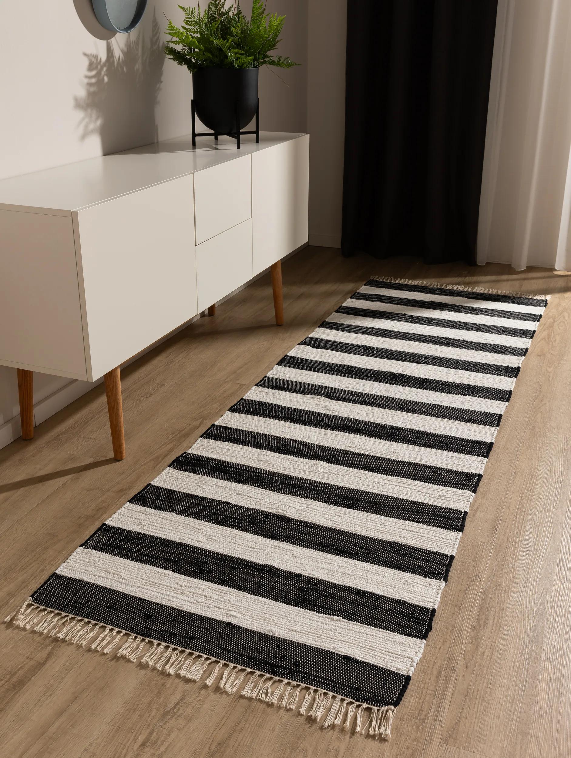 Alfombra hecha de material reciclado Tom Negro/Blanco