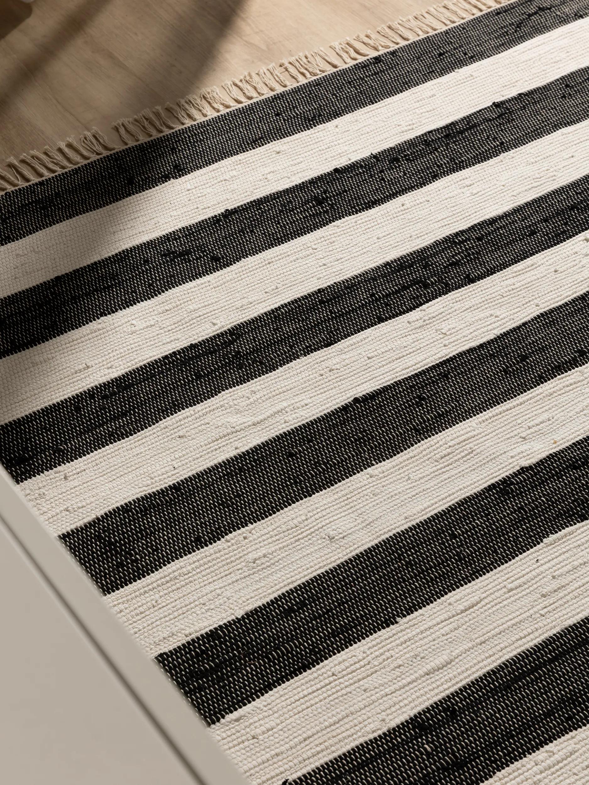 Rug made from recycled material Tom Black/White