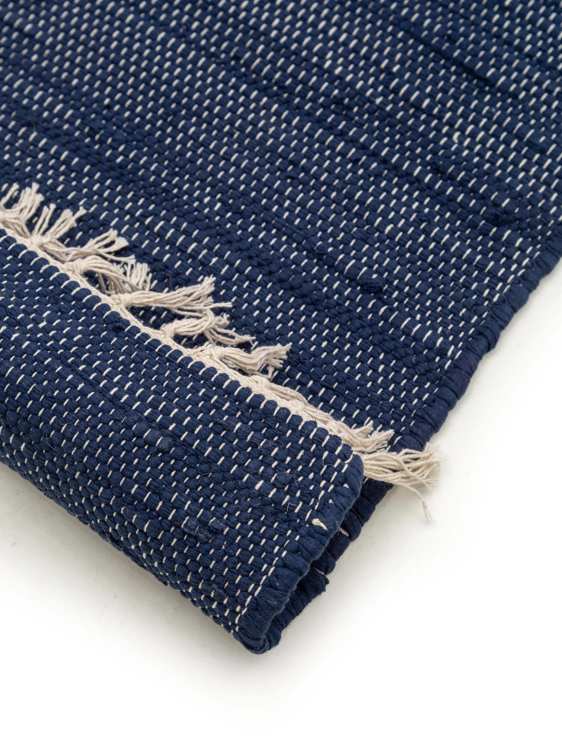 Teppich aus recyceltem Material Tom Dunkelblau