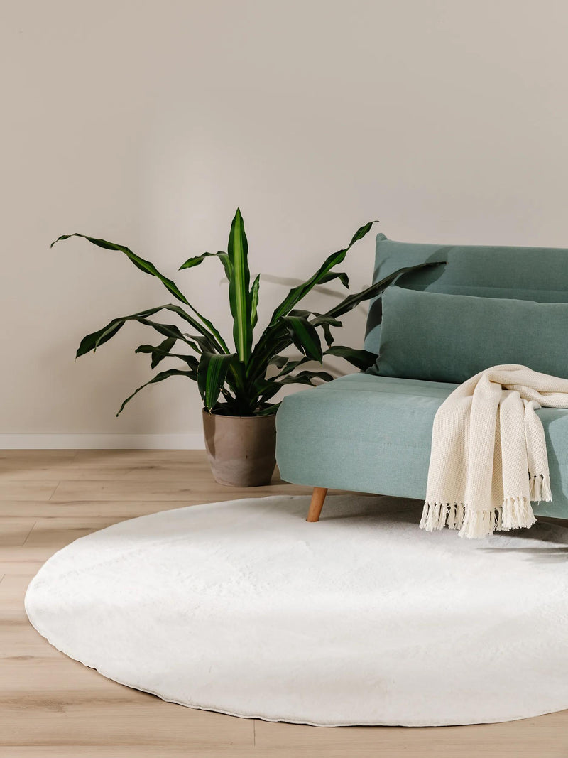 Tapis en fourrure crème pelucheux