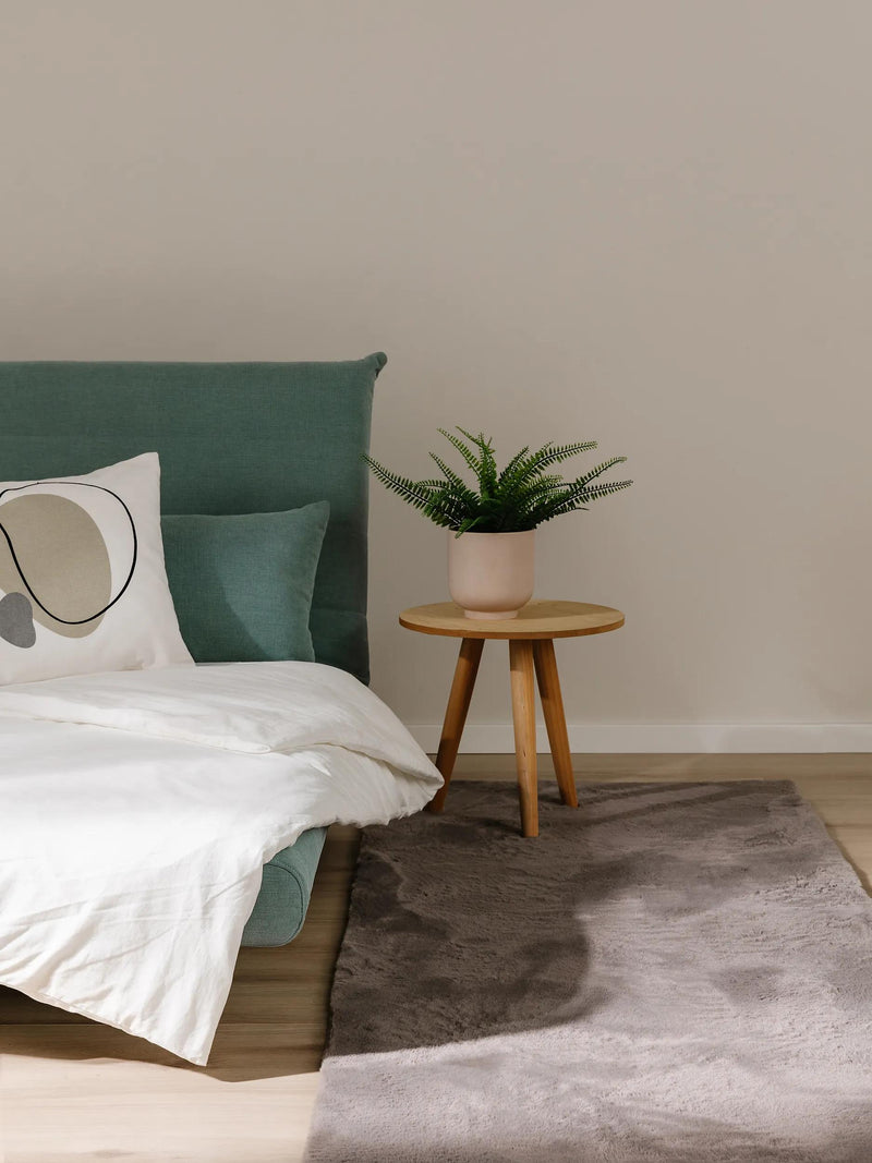 Tapis en fourrure gris poilu