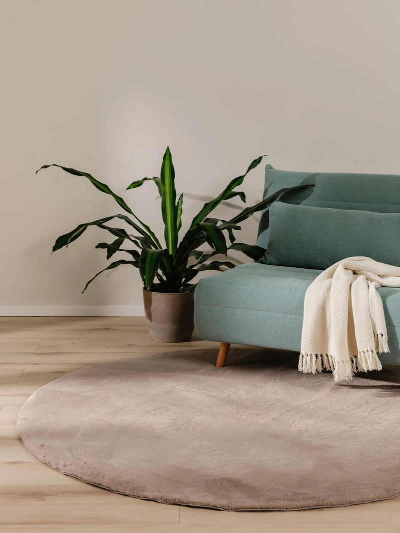 Tapis en fourrure taupe duveteux