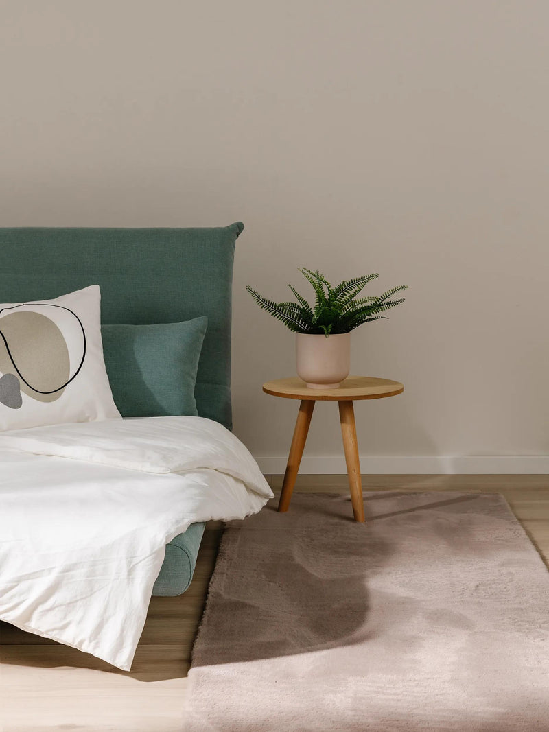 Tapis en fourrure taupe duveteux