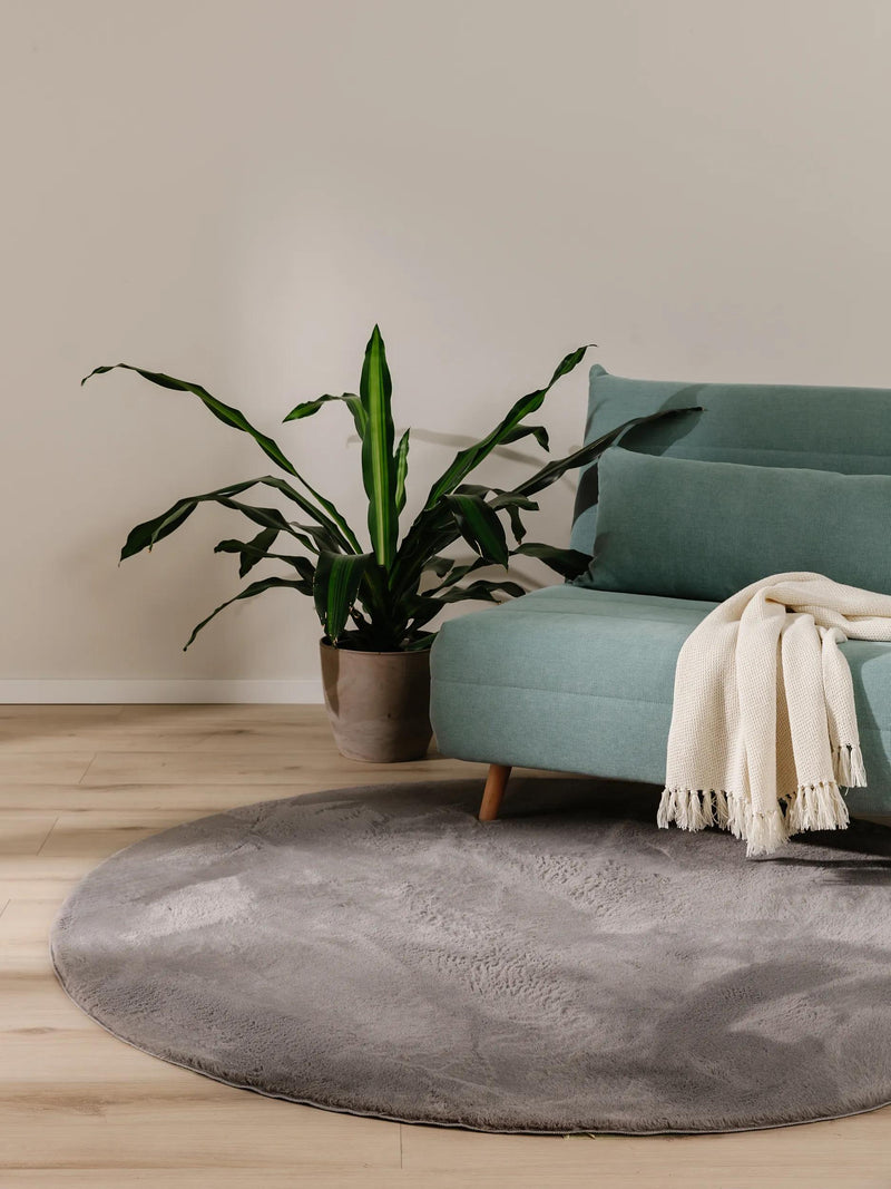 Tapis en fourrure gris poilu