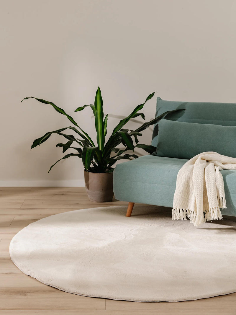 Tapis en fourrure beige pelucheux
