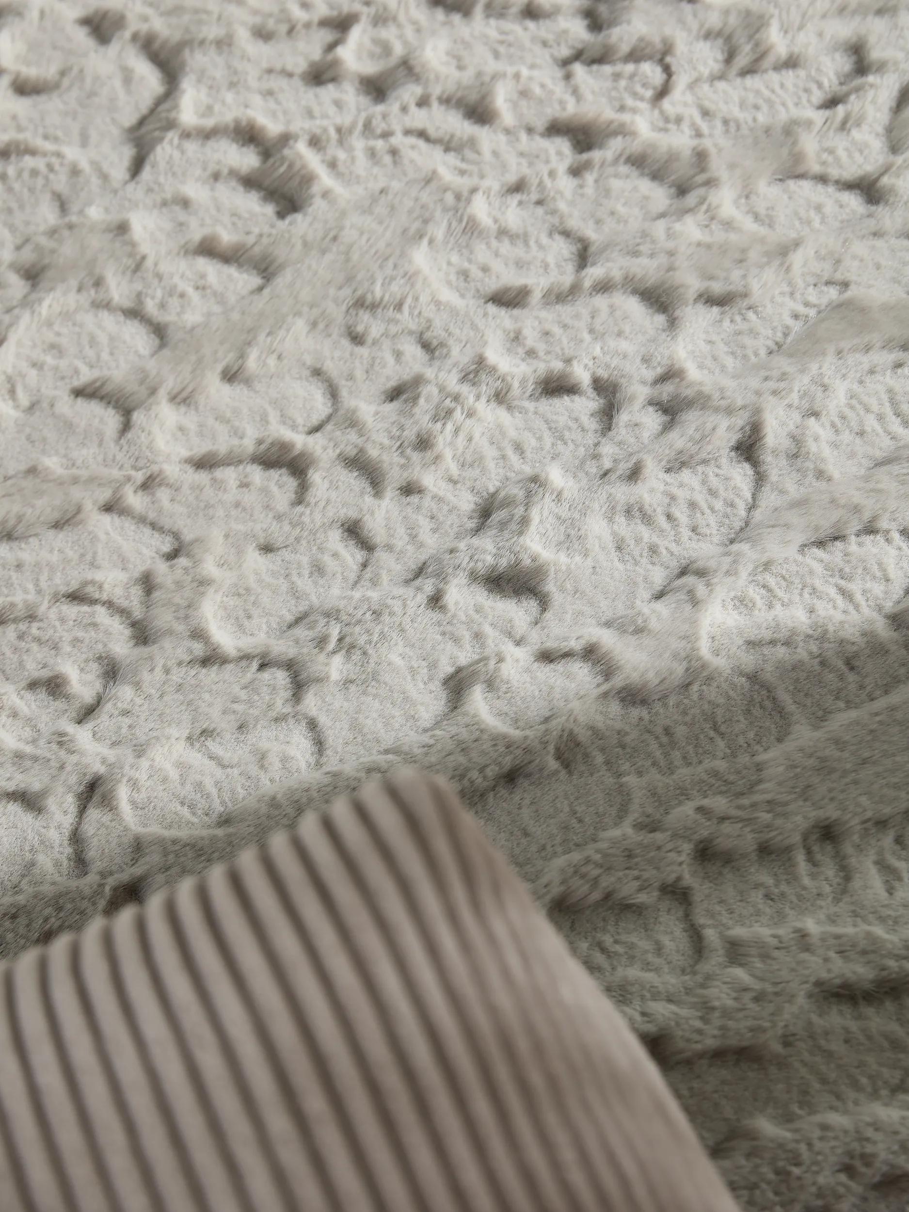 Tapis en fourrure Immy gris