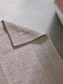 Alfombra de baño Lessa plateada