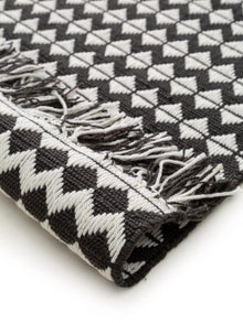 Tapis fabriqué à partir de matériau recyclé Morty Noir/Blanc