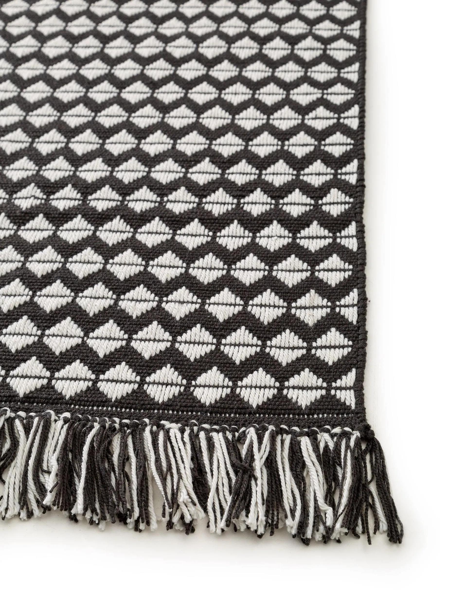 Tapis fabriqué à partir de matériau recyclé Morty Noir/Blanc
