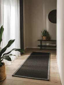 In- & Outdoor Runner Nandi Black