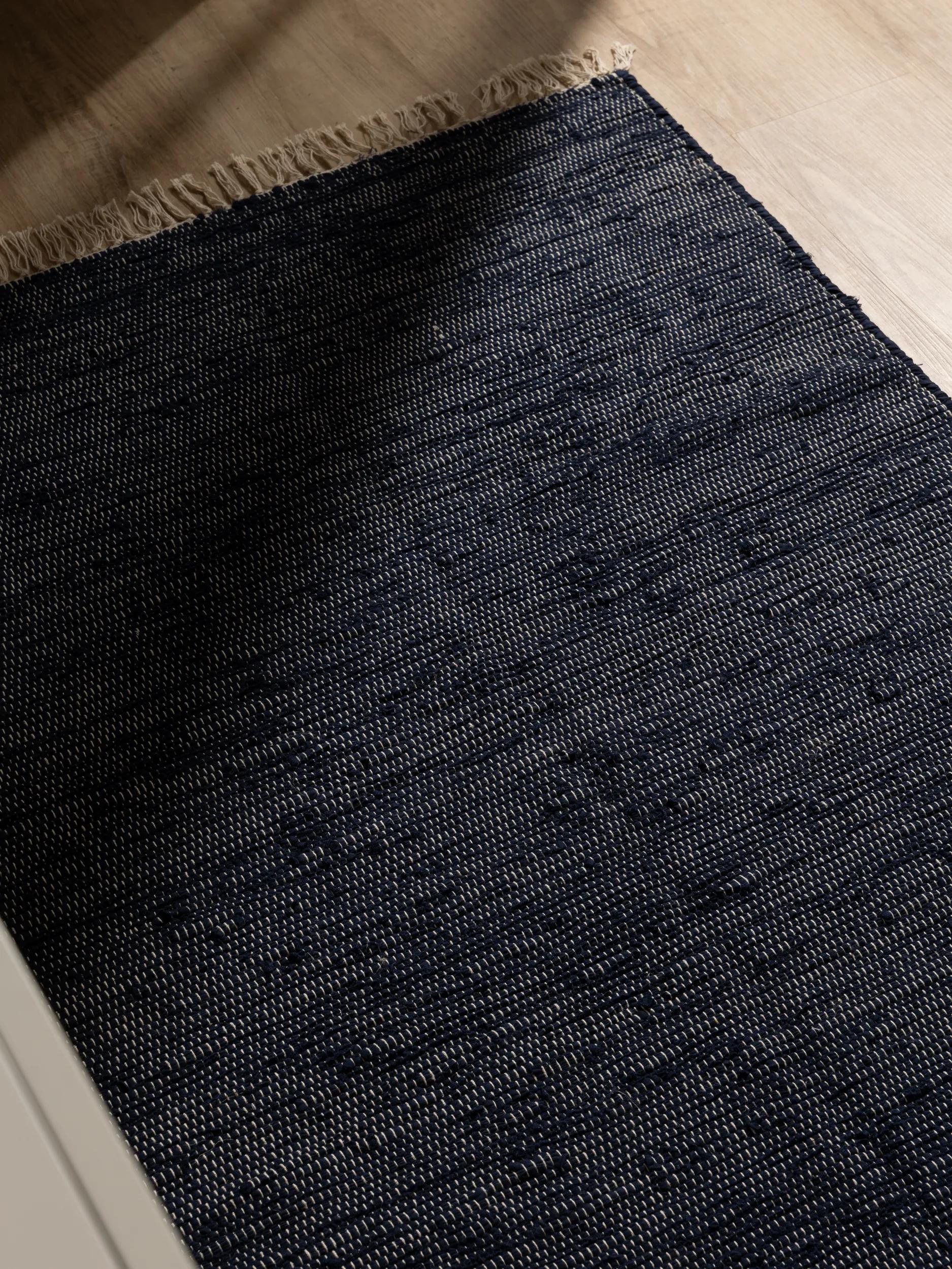 Teppich aus recyceltem Material Tom Dunkelblau